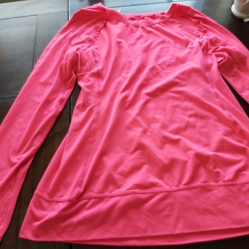 NEW ATHLETIC top/ruffled shoulders/B2
